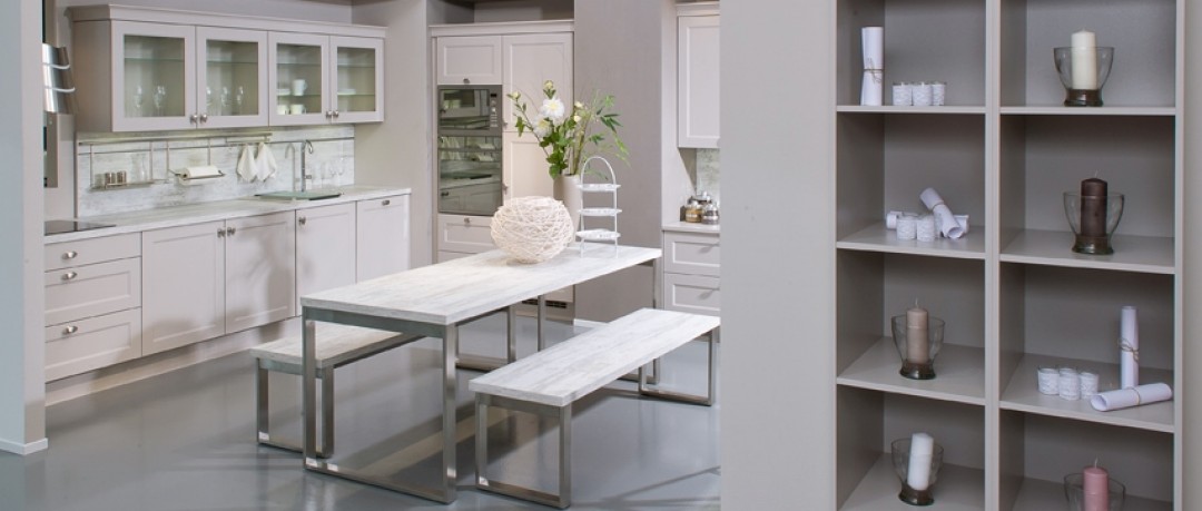 Cuisine familiale avec table centrale