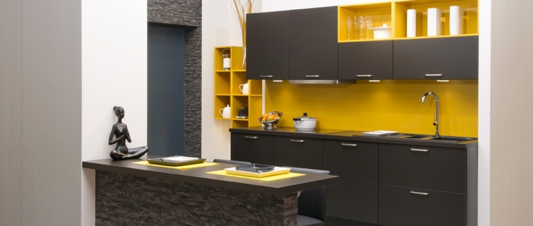 Cuisine moderne de couleur curry