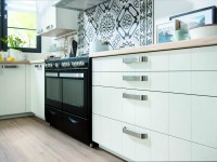 Cuisinière à gaz moderne accompagnée de placard blanc