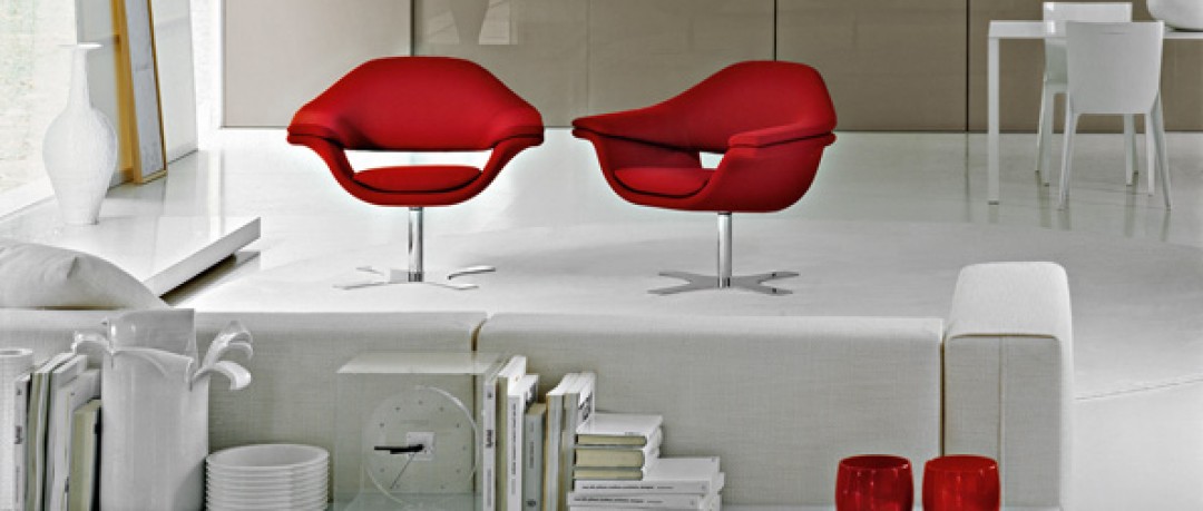 Décor avec fauteuils style années 60 en tissu rouges