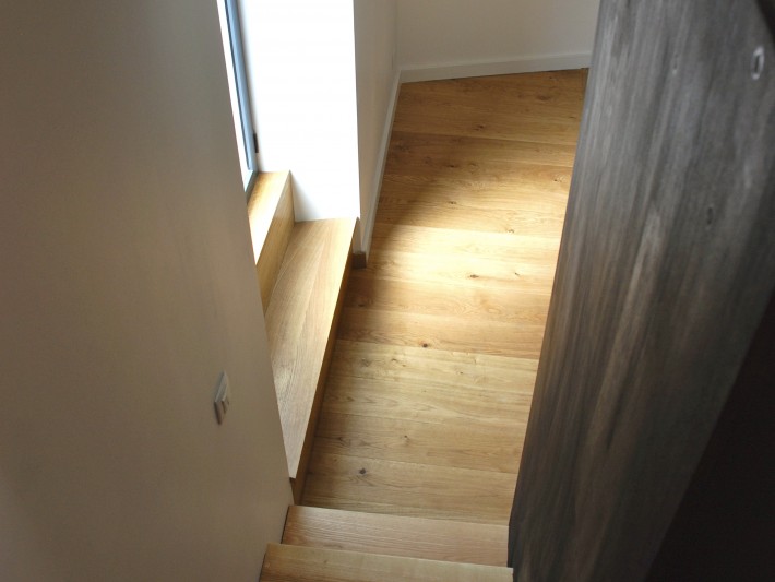 Descente d'escalier en chene avec une cloison en bois noir