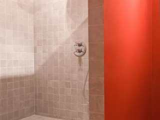 Douche à l'italienne style vestiaire de sport rouge