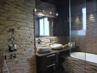 Douche avec mur en pierre naturelle