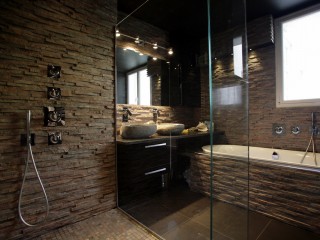 Douche avec mur en pierre naturelle