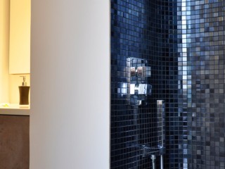 Douche contemporaine avec mosaïque noire et argentée
