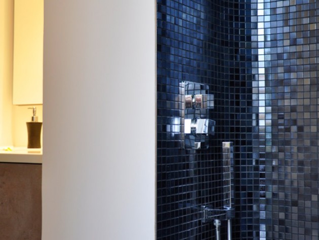 Douche contemporaine avec mosaïque noire et argentée