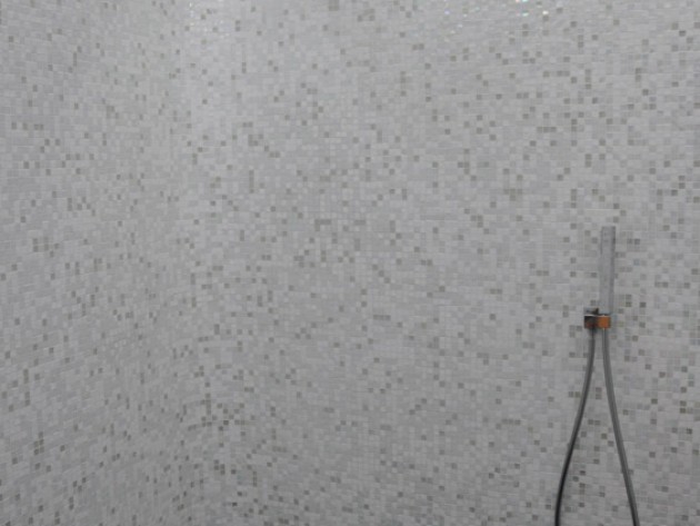 Douche italienne avec mosaïque dans les tons gris et blanc