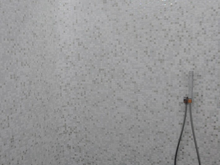 Douche italienne avec mosaïque dans les tons gris et blanc