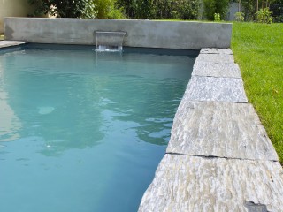 Encadrement de piscine en pierre brute