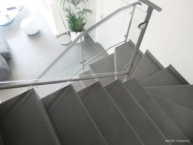 Escalier en béton avec rampe en verre et alu