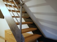Escalier en bois avec rampe métallique