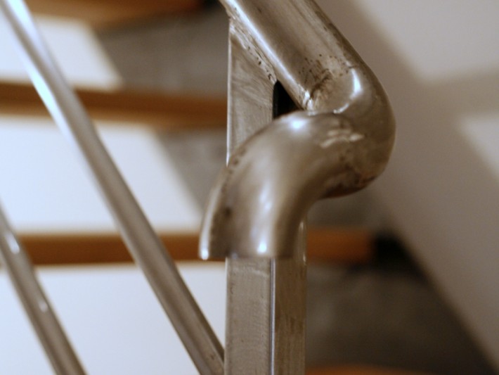 Escalier en bois avec rampe métallique