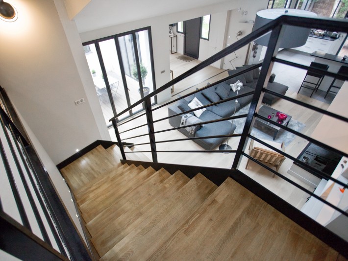 Escalier en bois et métal avec luminaire design