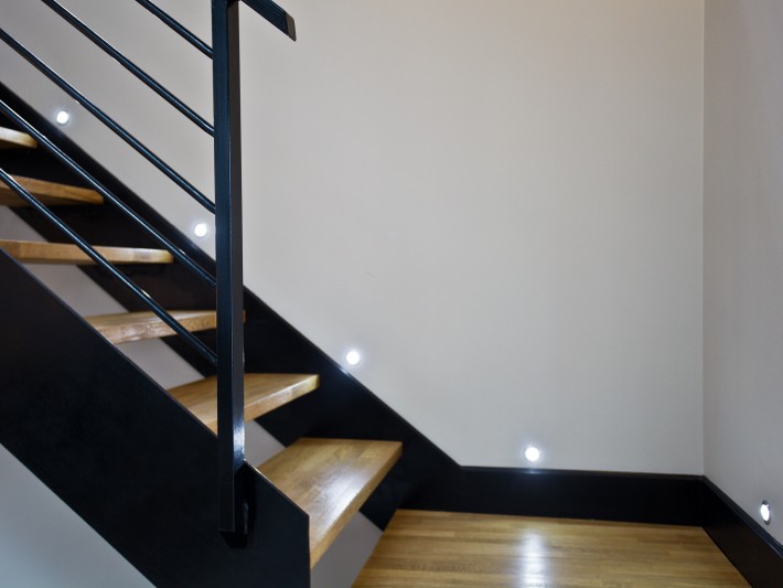 Escalier en bois et métal avec luminaire design