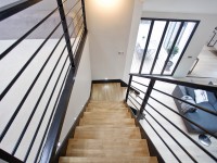 Escalier en bois et métal avec luminaire design