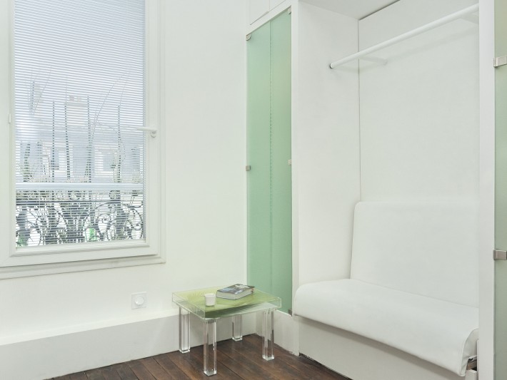 Espace autonome : douche, dressing, salon, chambre