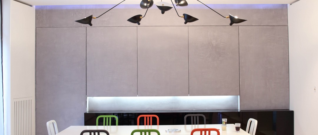 Espace dînatoire avec grande table et suspension design