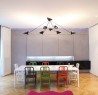 Espace dînatoire avec grande table et suspension design