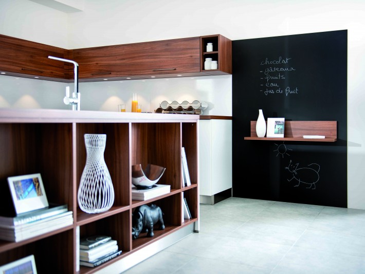 Etagère de rangement en bois dans la cuisine