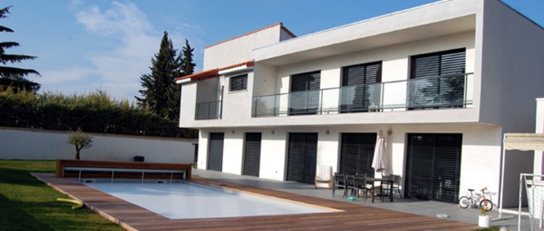 Façade de cette maison contemporaine avec piscine extérieure