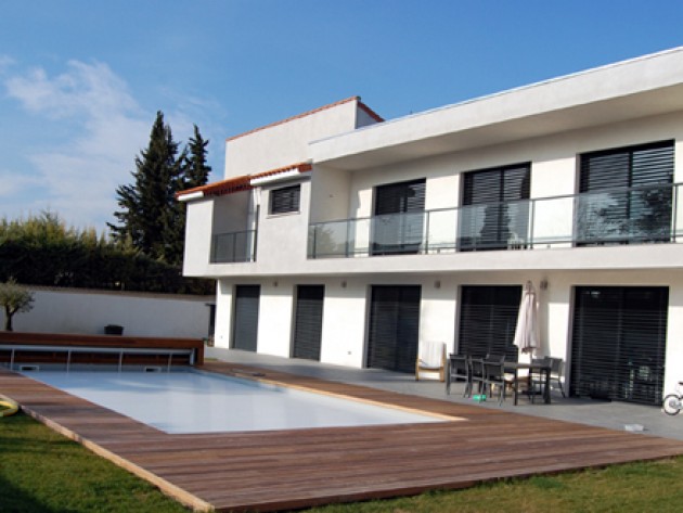 Façade de cette maison contemporaine avec piscine extérieure