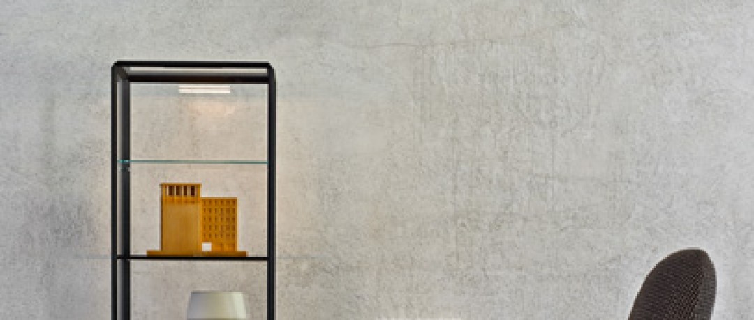 Fauteuil en tissu et pouf en cuir noir