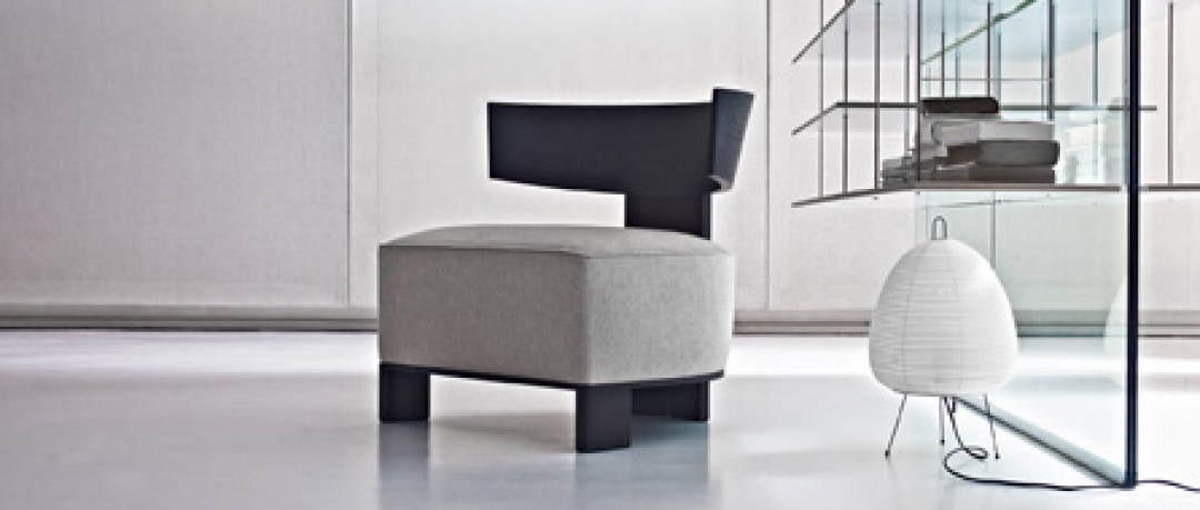 Fauteuil moderne noir avec son coussin rembourré en tissu beige