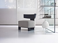 Fauteuil moderne noir avec son coussin rembourré en tissu beige