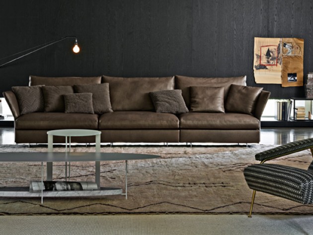 Grand canapé en cuir marron avec coussins décoratifs