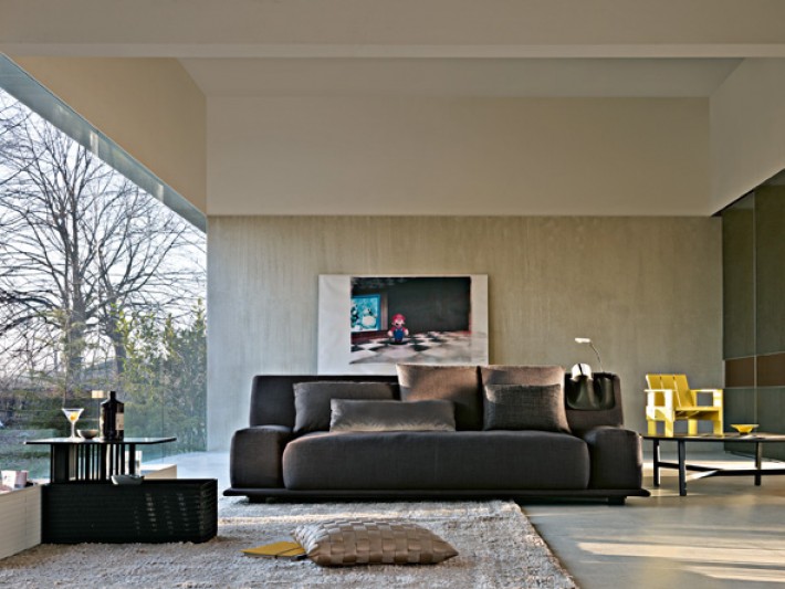 Grand canapé marron avec coussins décoratif dans salon contemporain
