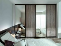 Grande armoire dressing design en imitation bois avec miroirs