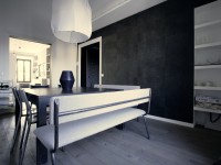 Grande table noire avec banquettes et chaises