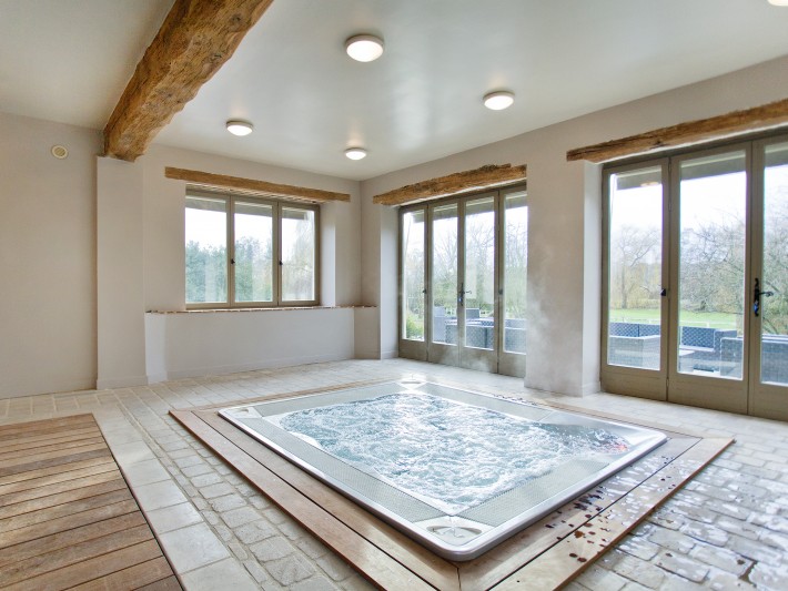 Jacuzzi intérieur carré avec décor classique