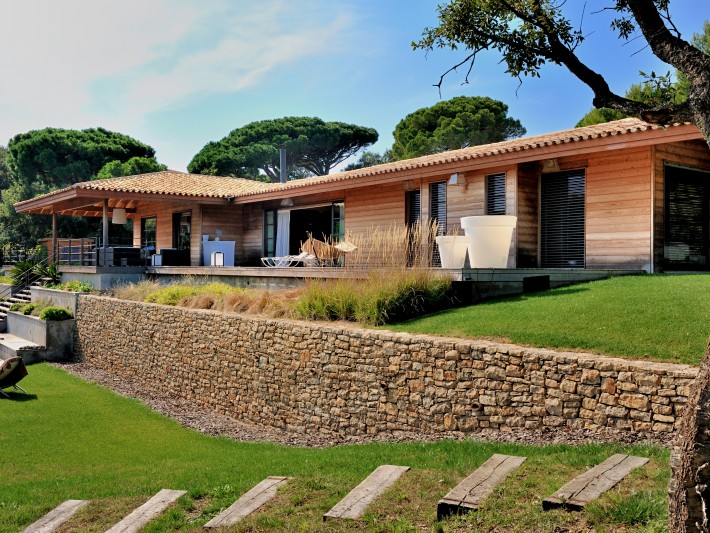 Jardin avec vue sur la villa en bois