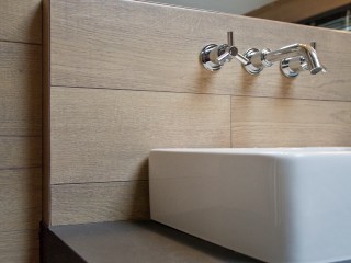 Lavabo carré blanc avec décoration en bois