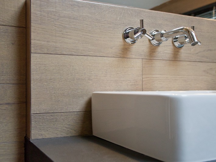 Lavabo carré blanc avec décoration en bois