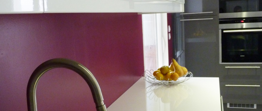 Les surfaces laquées reflètent la lumière