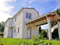 Maison avec un porche menant à la porte d'entrée