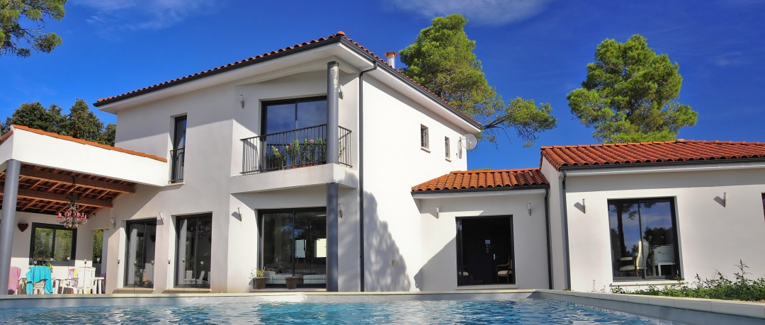 Maison contemporaine, vue sur la piscine