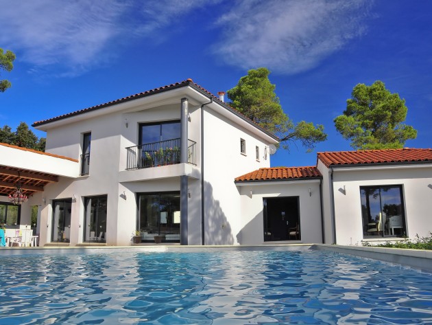 Maison contemporaine, vue sur la piscine