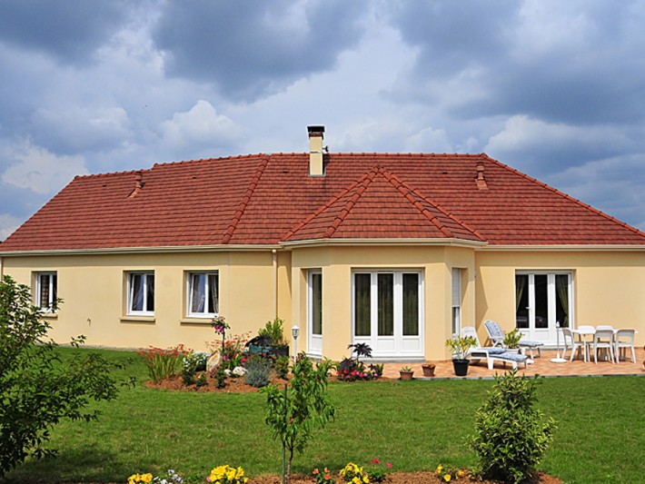 Maison de plain pied avec une terasse