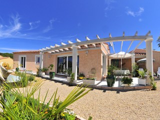 Maison individuelle avec pergola et terrasse