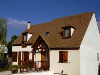 Maison individuelle avec petit porche à l'entrée