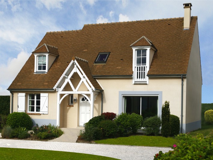 Maison individuelle d'architecture classique avec petit porche