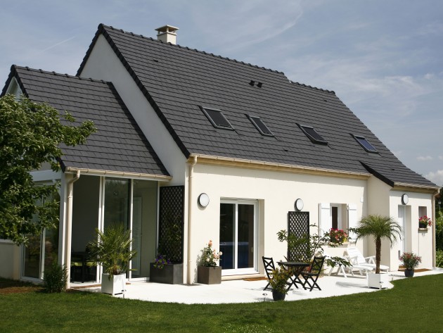 Maison individuelle d'architecture traditionnelle avec terrasse et véranda