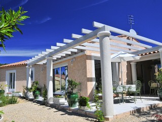 Maison individuelle typiquement provençale avec pergola