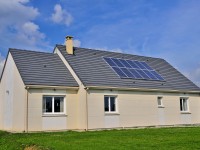 Maison traditionnelle avec des panneaux photovoltaïques