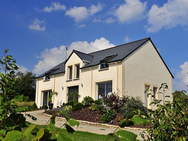 Maison traditionnelle avec un toit en ardoises