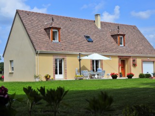Maison traditionnelle avec une grande terrasse