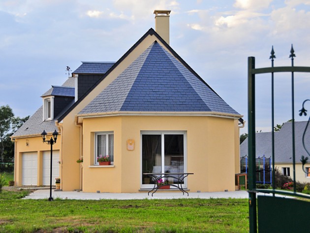 Maison traditionnelle d'architecture classique avec grille en fer forgé